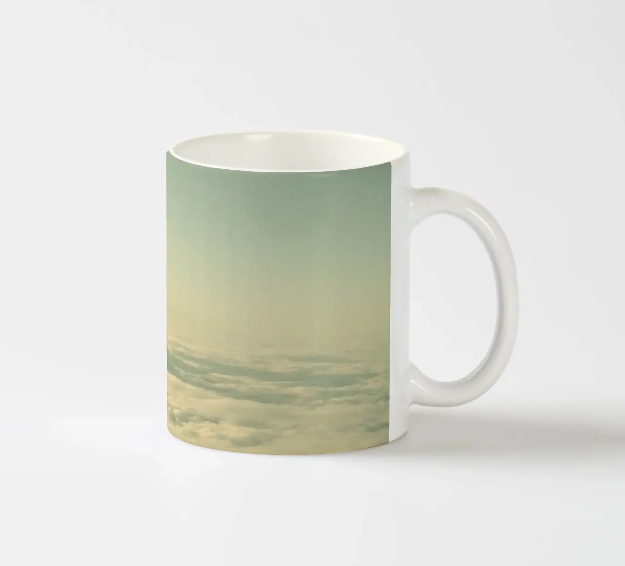 Sopra le nuvole tazza in ceramica da Cassia Beck Photography