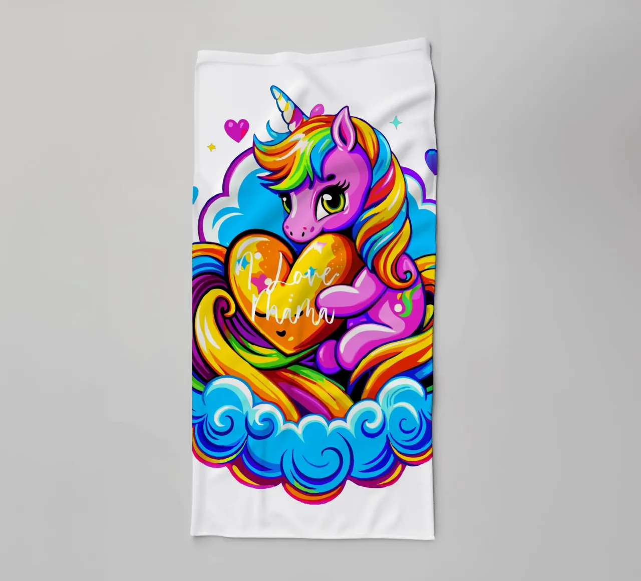 Cute Unicorn Hugging a Heart Pillow on a Cloud - Custom Text serviette de bain de Artnesia