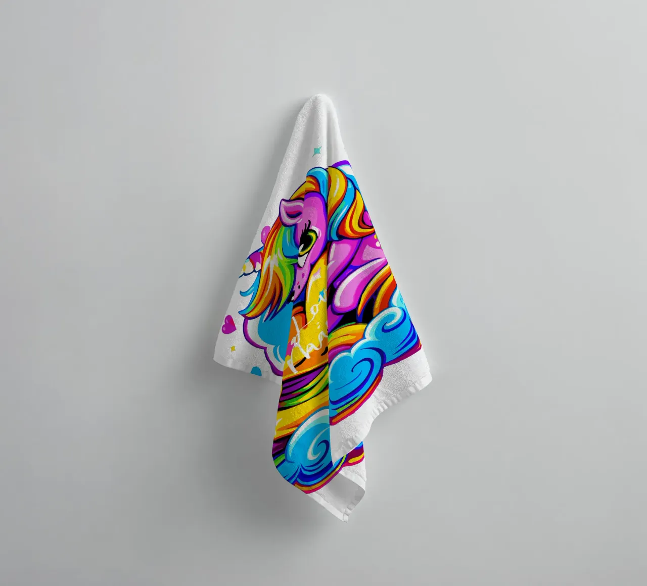 Cute Unicorn Hugging a Heart Pillow on a Cloud - Custom Text serviette de bain de Artnesia