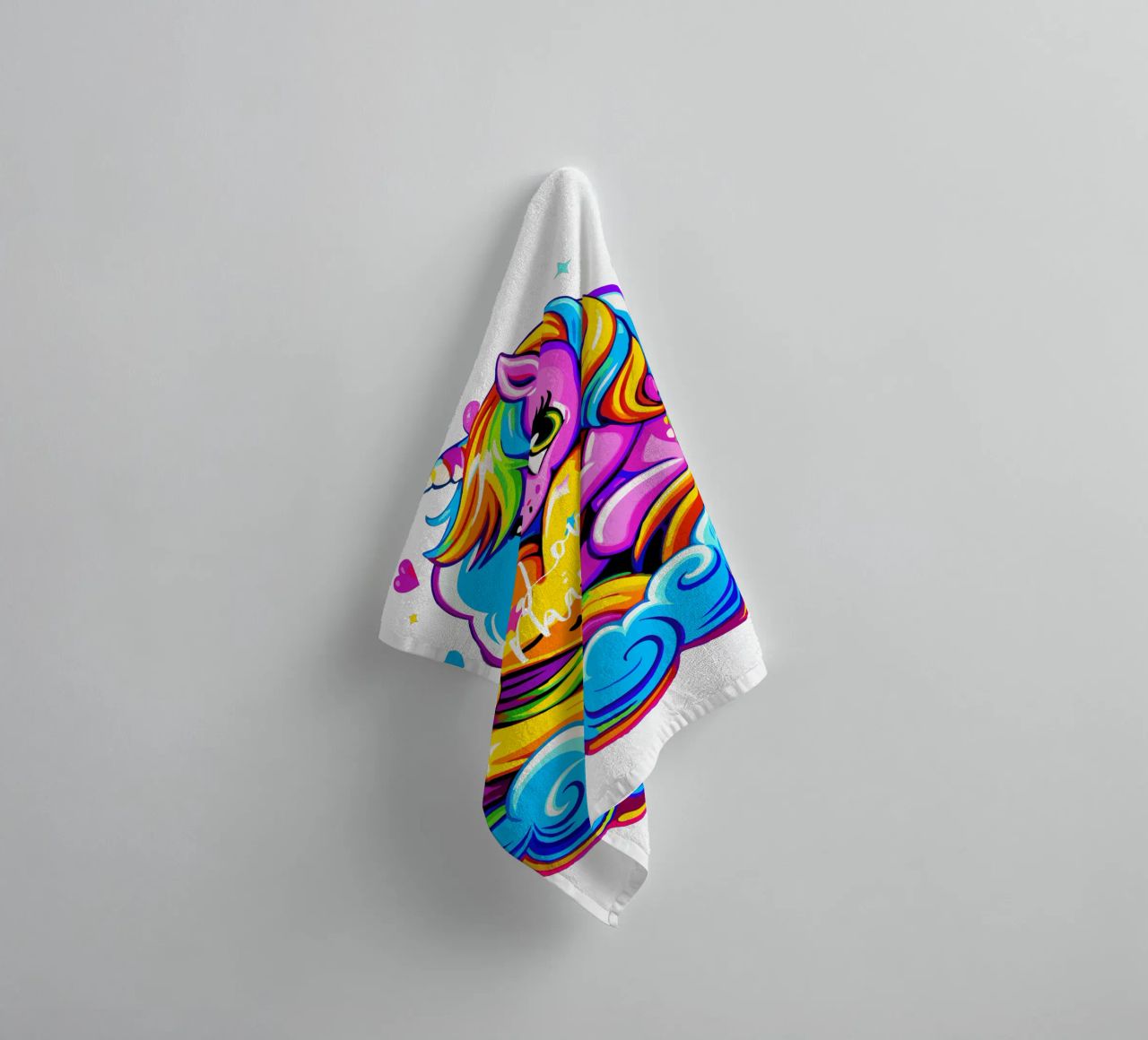 Cute Unicorn Hugging a Heart Pillow on a Cloud - Custom Text Handtuch von Artnesia