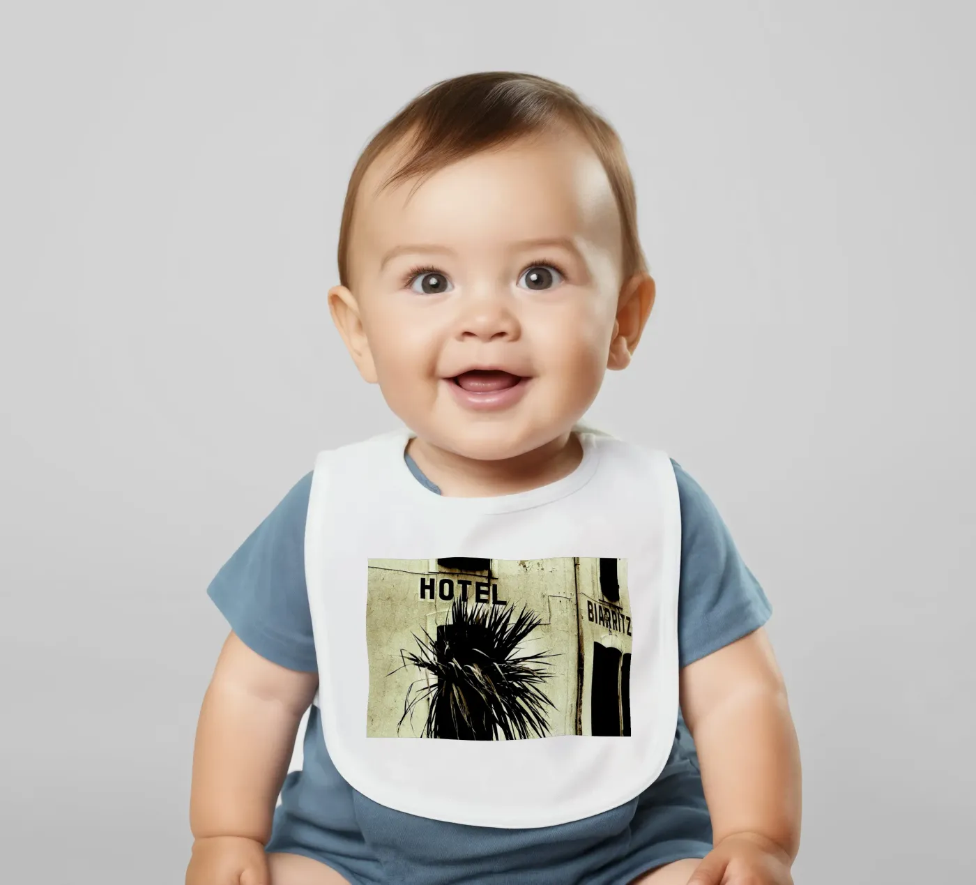 Fragile Babylätzchen von Sophie Etchart