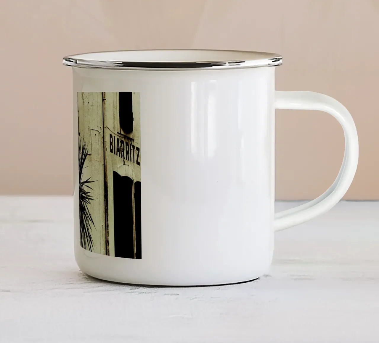 Fragile Emaille Tasse von Sophie Etchart