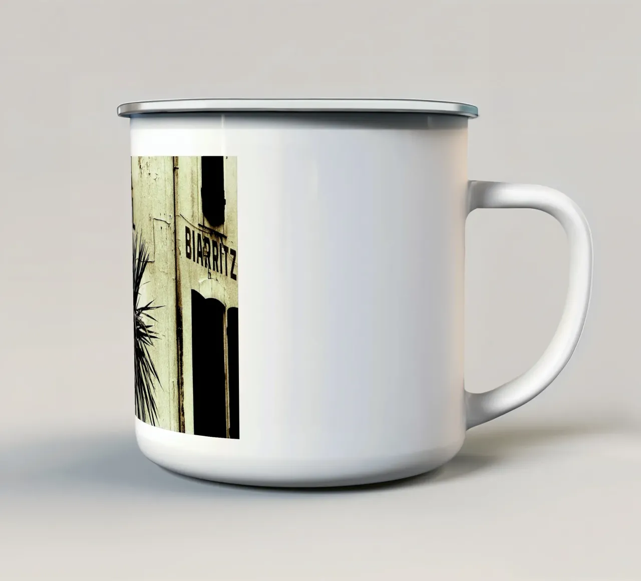 Fragile Emaille Tasse von Sophie Etchart