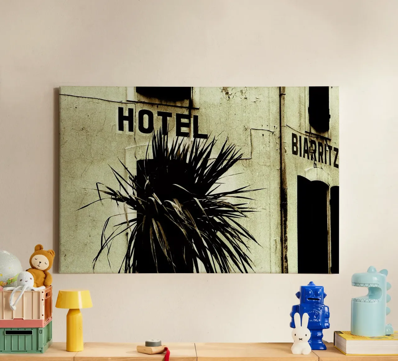 Fragile canvas with Floater frame by Sophie Etchart