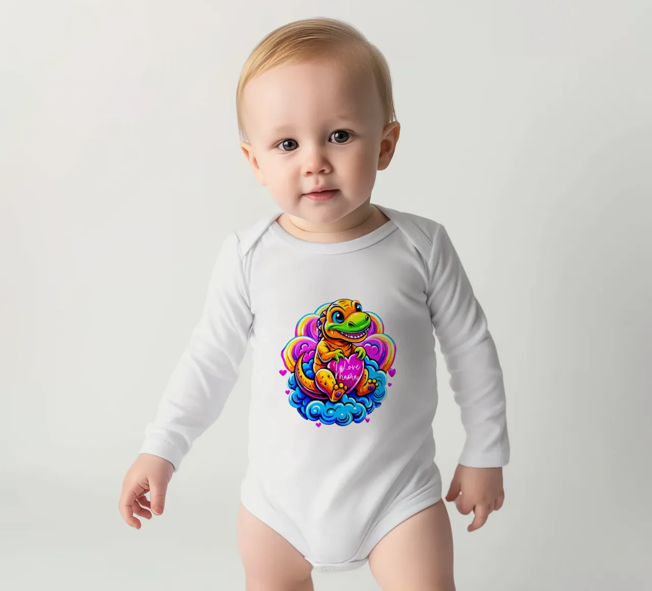 Cute Dino Hugging a Heart Pillow on a Cloud - Custom Text body neonato maniche lunghe da Artnesia