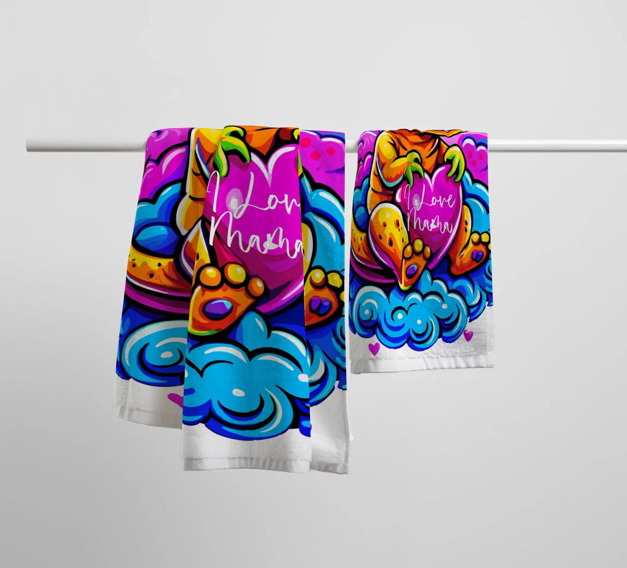 Cute Dino Hugging a Heart Pillow on a Cloud - Custom Text toalla de baño de Artnesia
