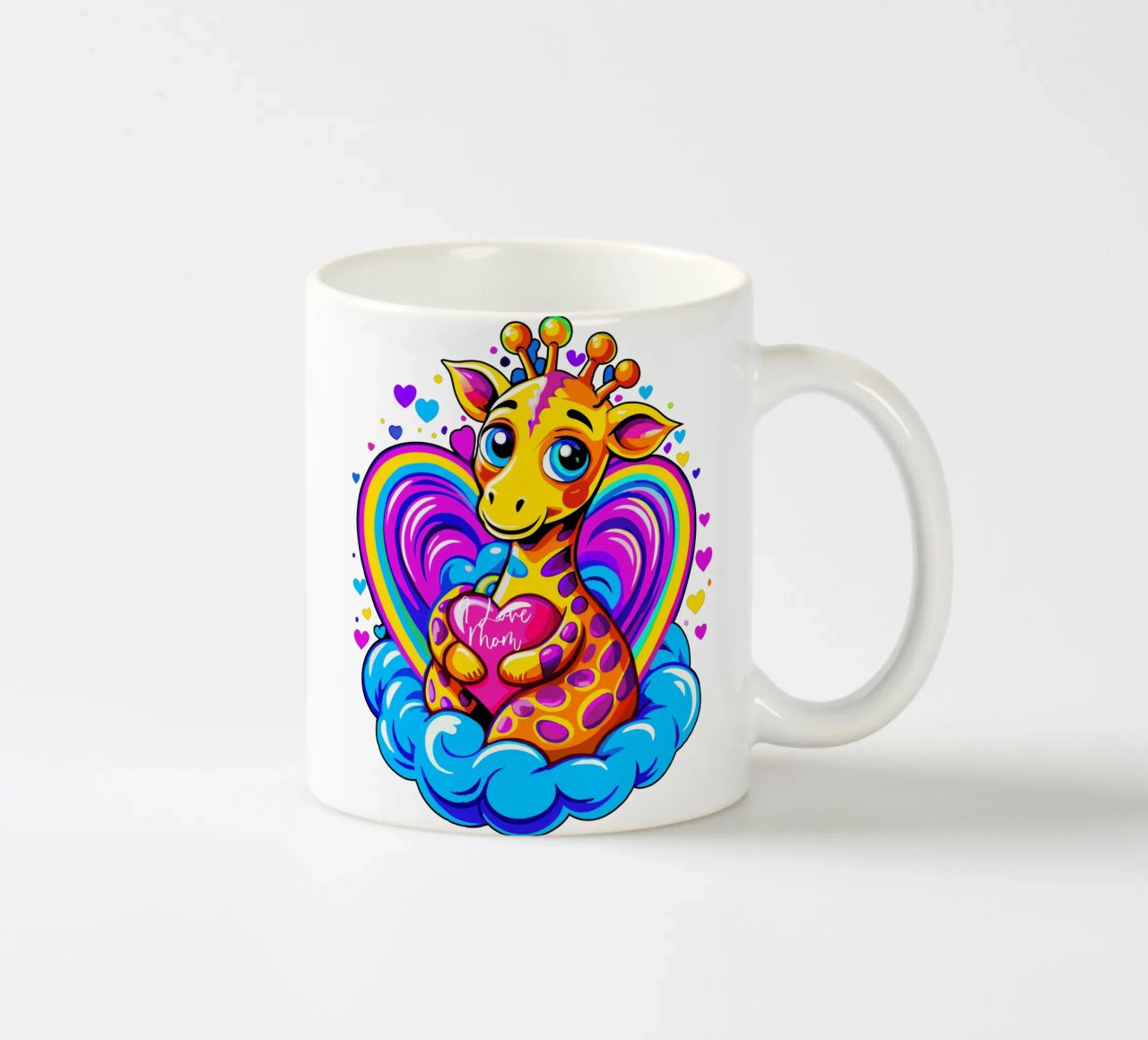 Simpatica giraffa che abbraccia un cuore in un cuscino su una nuvola - Aggiungi nome tazza in ceramica da Artnesia
