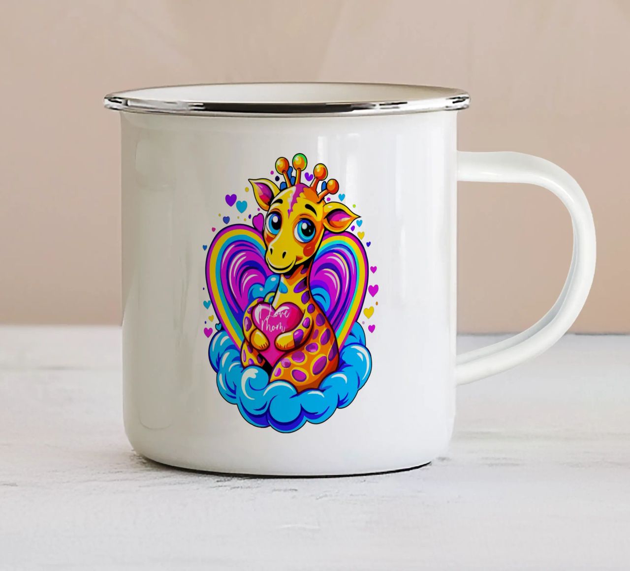 Simpatica giraffa che abbraccia un cuore in un cuscino su una nuvola - Aggiungi nome tazza in smalto da Artnesia