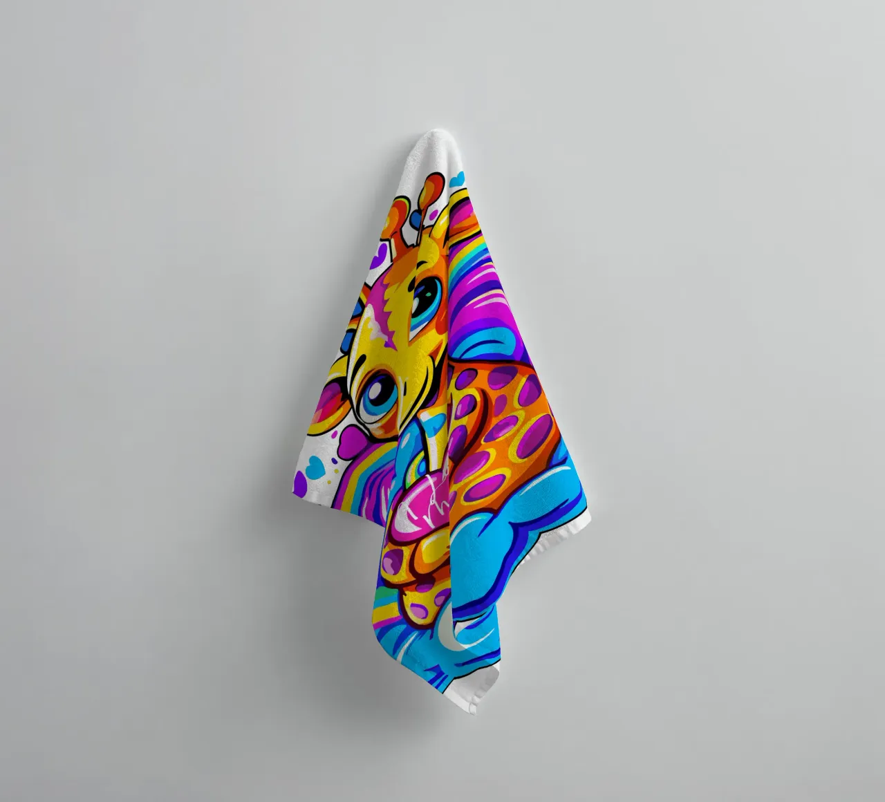 Niedliche Giraffe, die ein Herz-Kissen auf einer Wolke umarmt - Name hinzufügen Handtuch von Artnesia