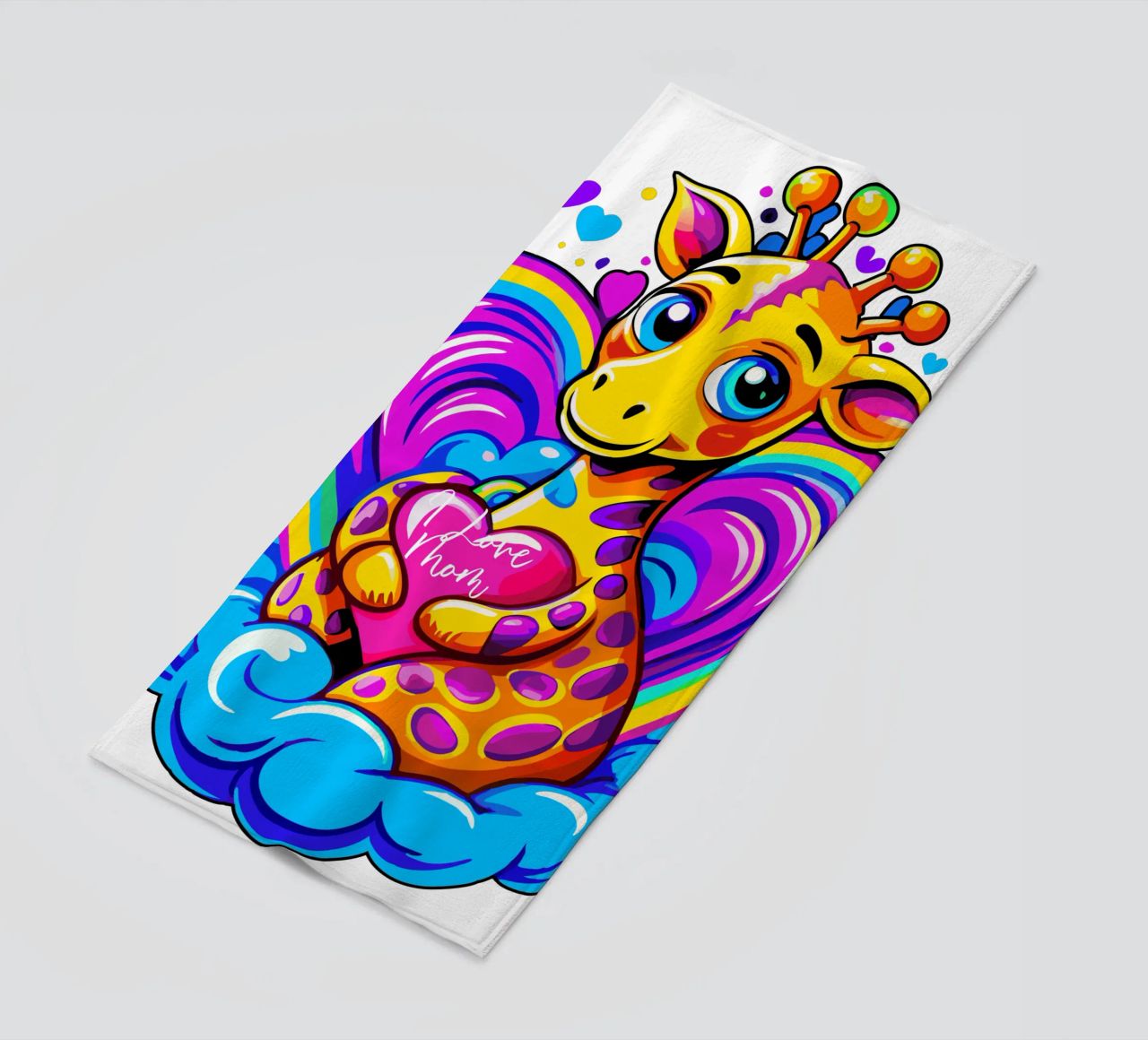 Simpatica giraffa che abbraccia un cuore in un cuscino su una nuvola - Aggiungi nome telo mare da Artnesia
