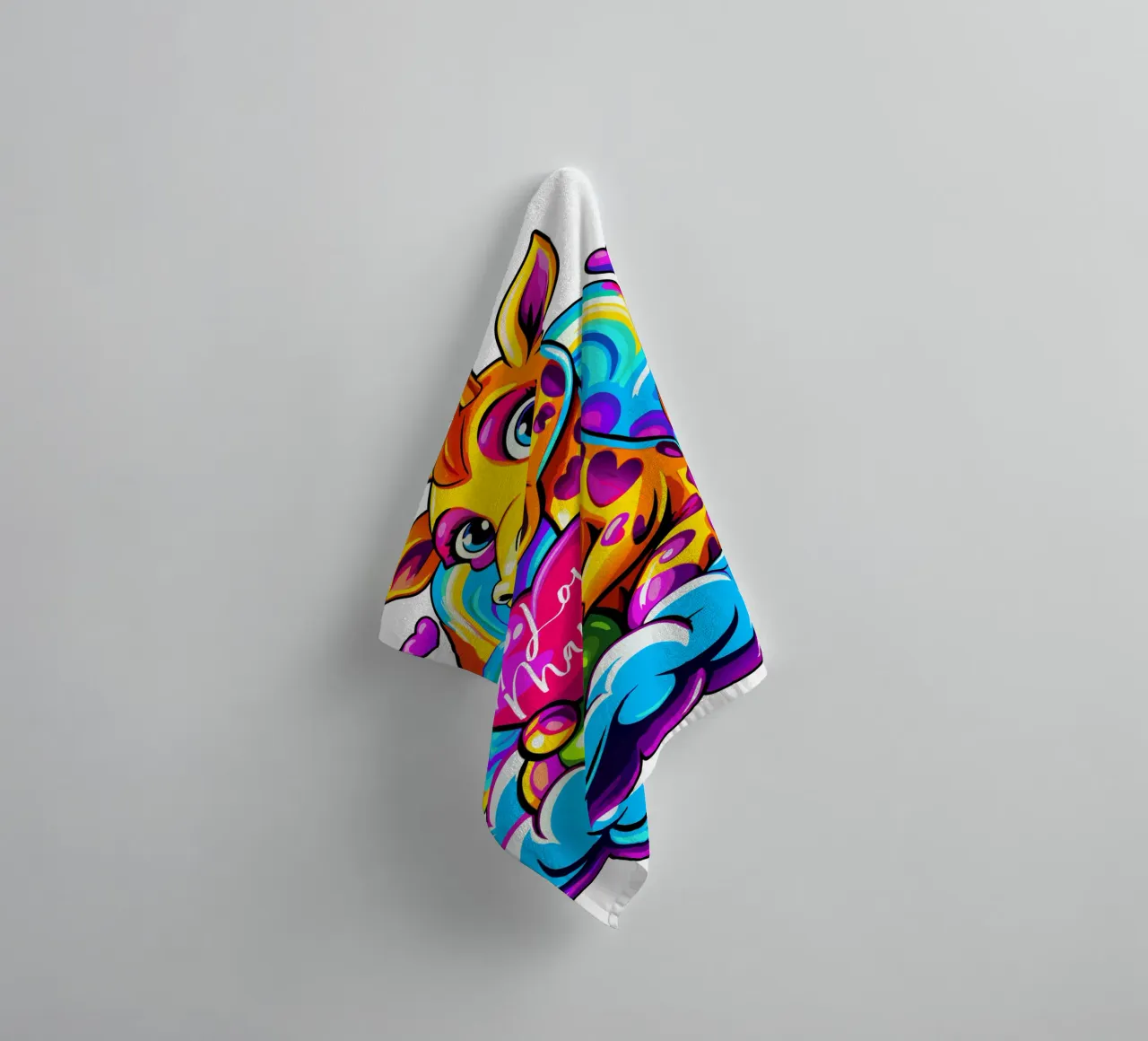 Simpatica giraffa che abbraccia un cuore su una nuvola - Aggiungi Personalizzato asciugamano da bagno da Artnesia