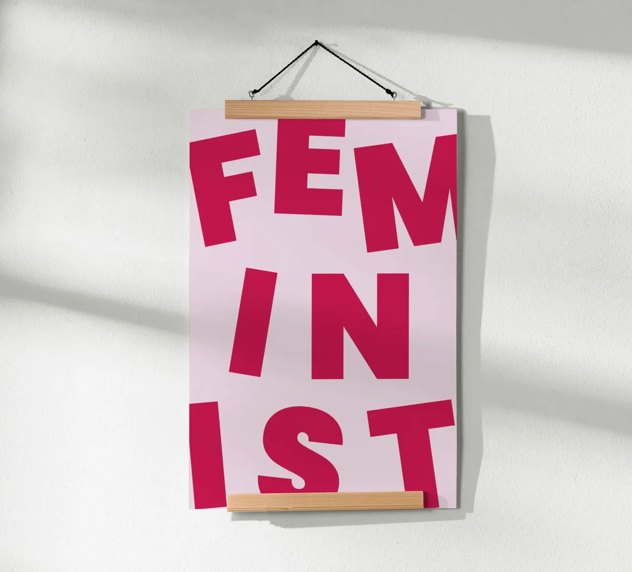 feminist poster con telaio in legno da Atelier W