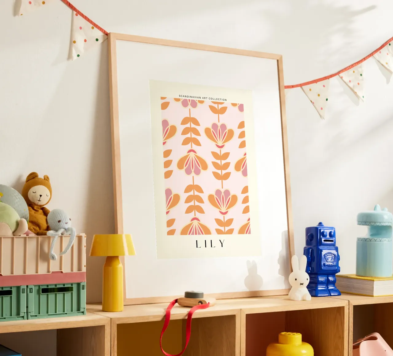 Lily - Calore floreale nordico poster con telaio in legno da Studio Mooodz