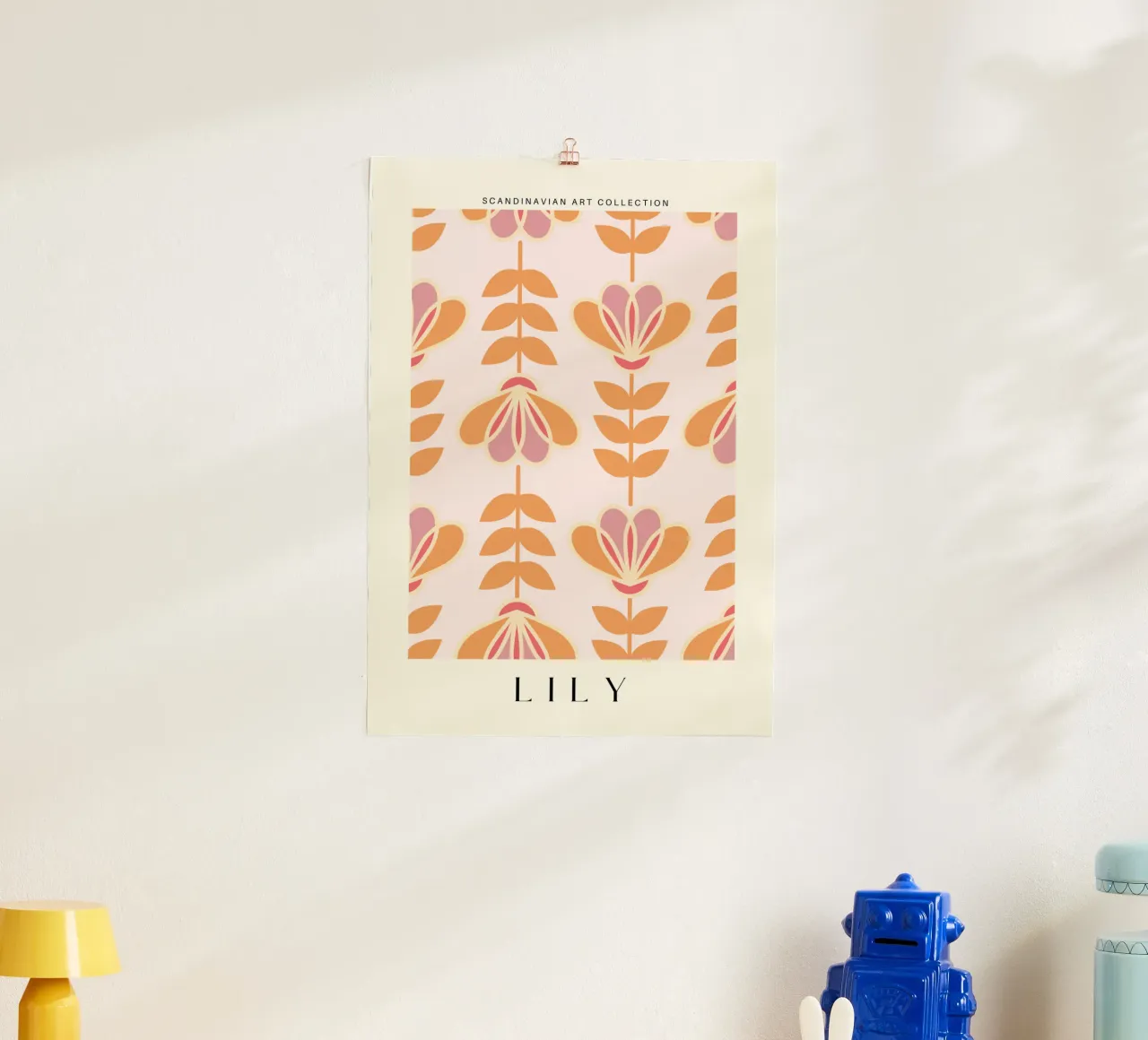 Lily - Calore floreale nordico poster con telaio in legno da Studio Mooodz