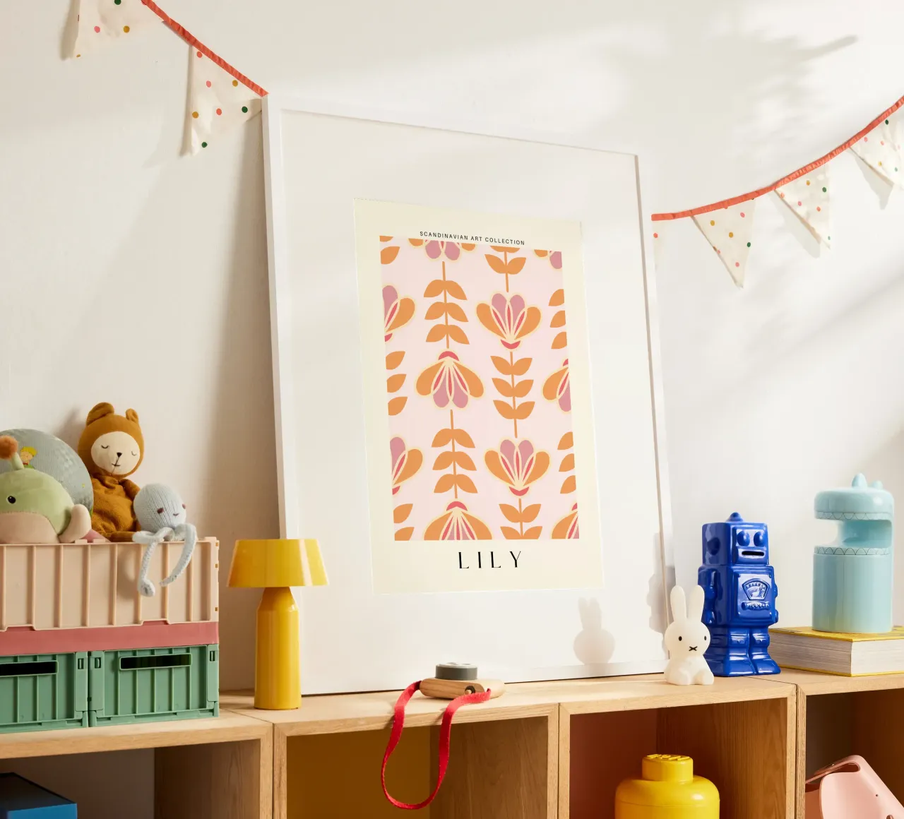 Lily - Calore floreale nordico poster con telaio in legno da Studio Mooodz