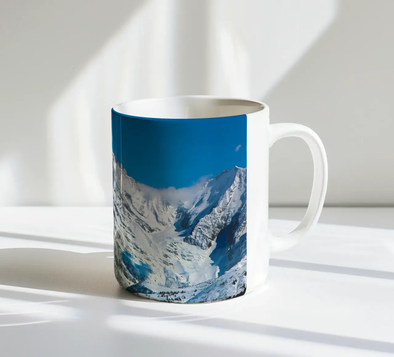 Il Monte Bianco tra le nuvole tazza in ceramica da Dave Hare Photography