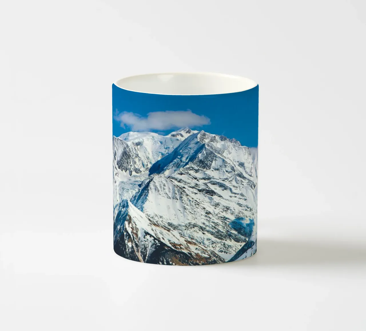 Il Monte Bianco tra le nuvole tazza in ceramica da Dave Hare Photography