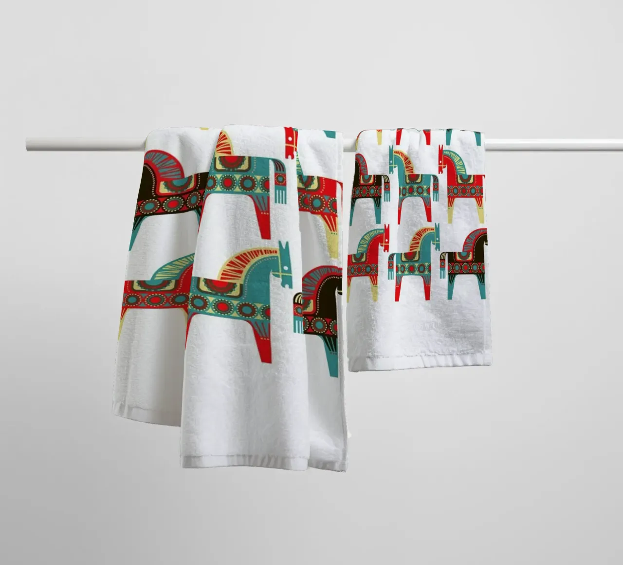 Dala Horses 1 asciugamano da bagno da Visual Philosophy