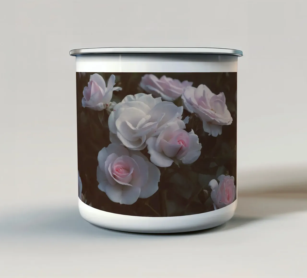 Rose estetiche in rosa tazza in smalto da amuellerfotografie