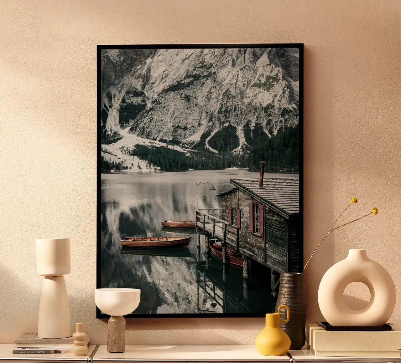 Rifugio in riva al lago - paesaggio tranquillo poster con telaio in legno da Whole©