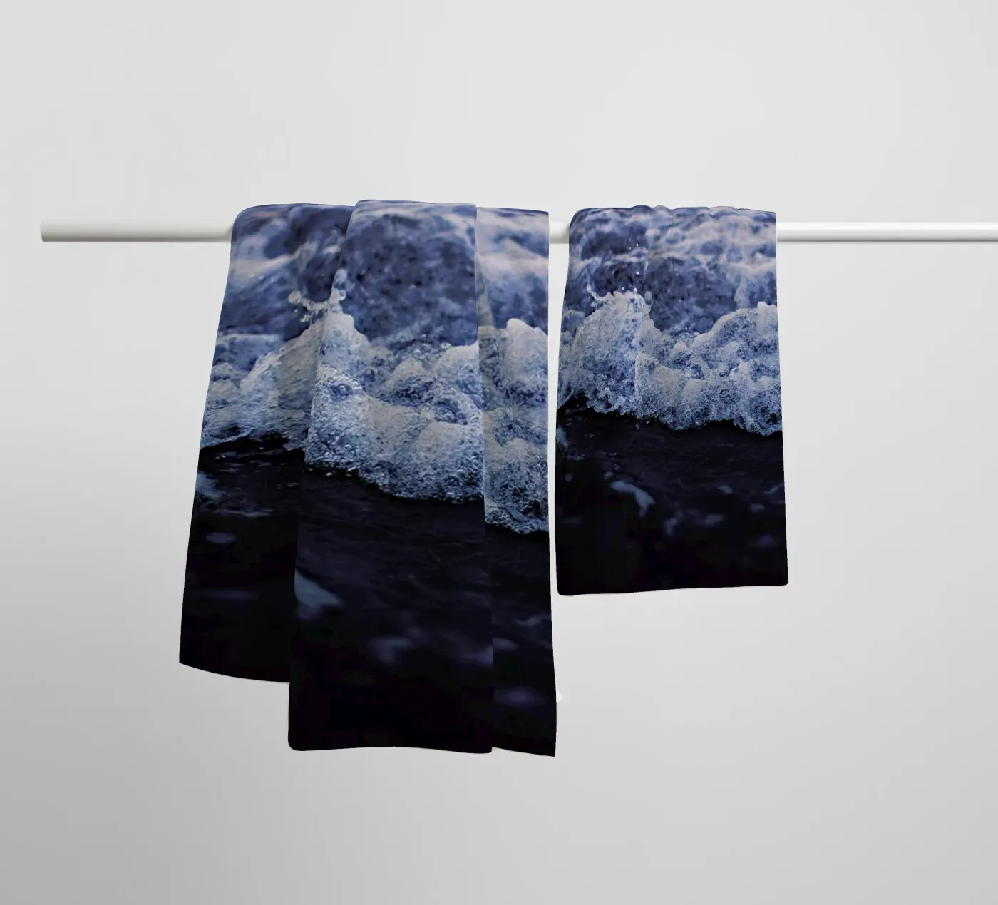 Waves Handtuch von Leah Flores