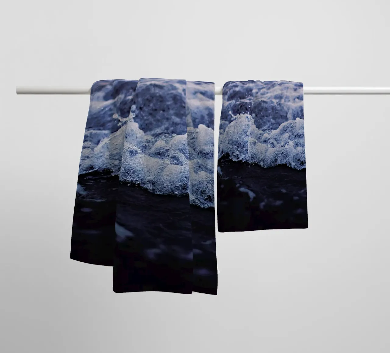 Waves badhanddoek van Leah Flores