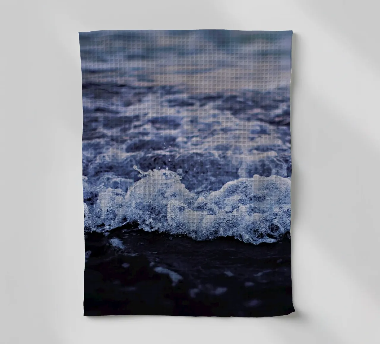 Waves Geschirrtuch von Leah Flores