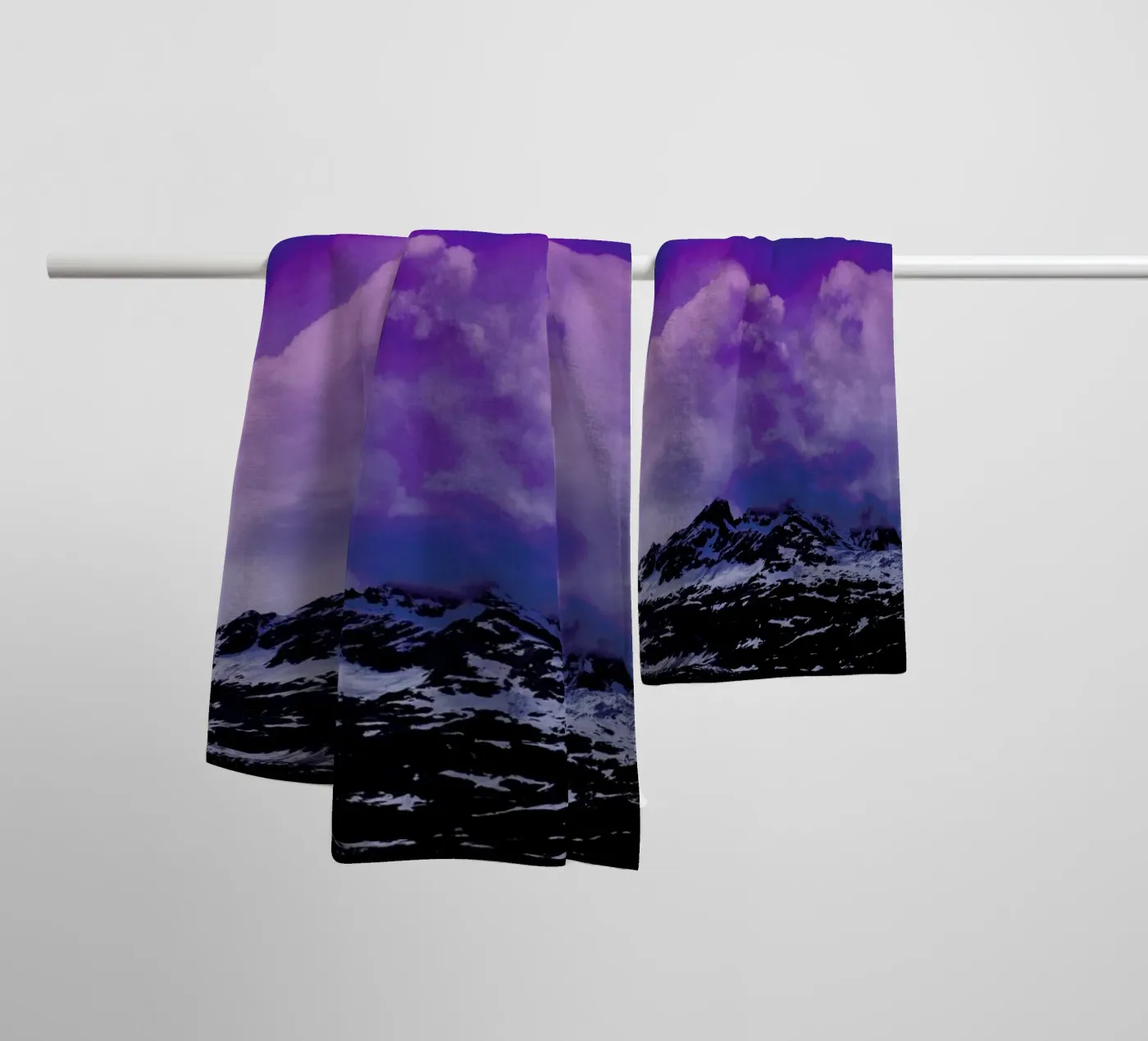 Mountain Magic asciugamano da bagno da Leah Flores