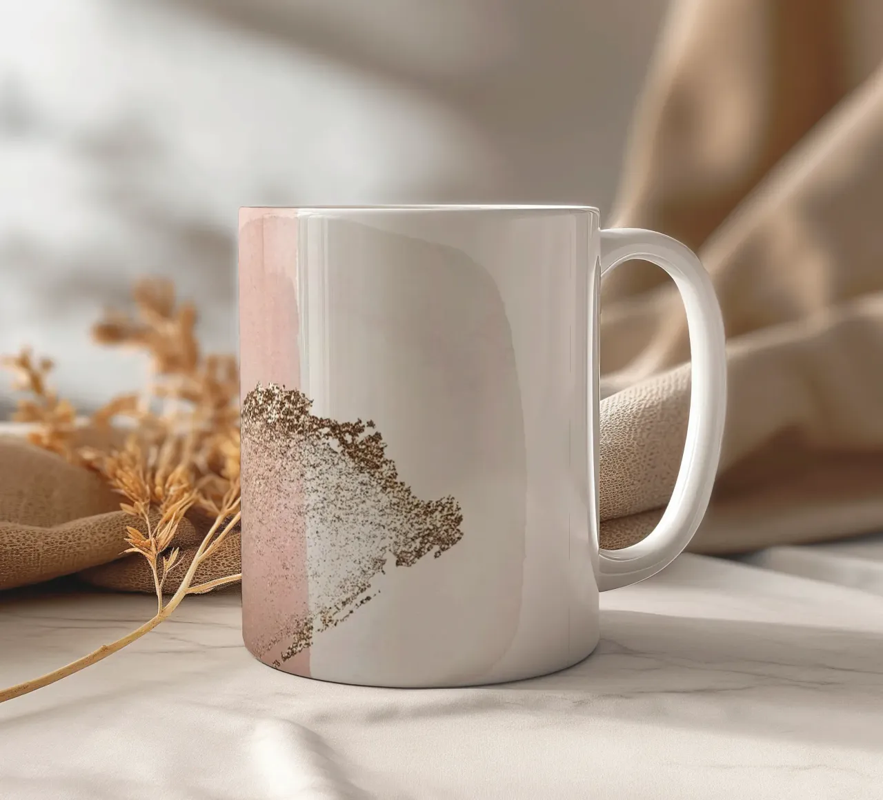 Morbidezza astratta - colori pastello e accenti dorati tazza in ceramica da Whole©