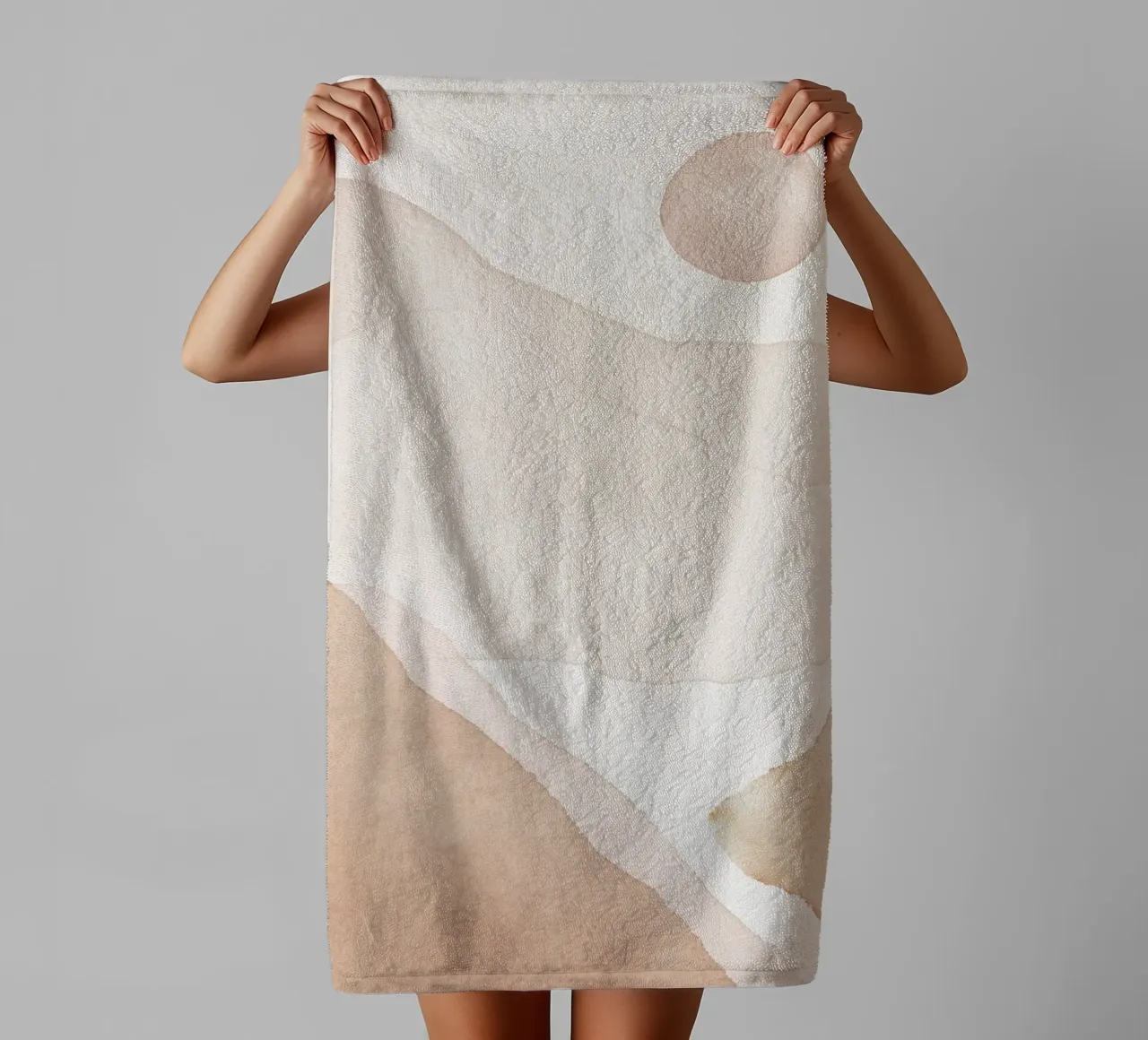 Zachte heuvels - abstracte natuur badhanddoek van Whole©