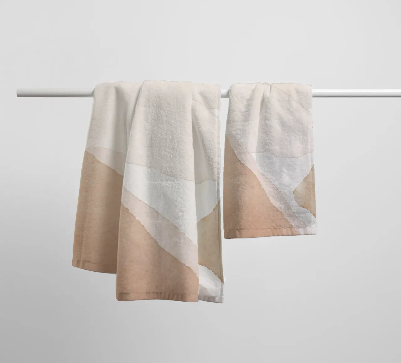Zachte heuvels - abstracte natuur badhanddoek van Whole©