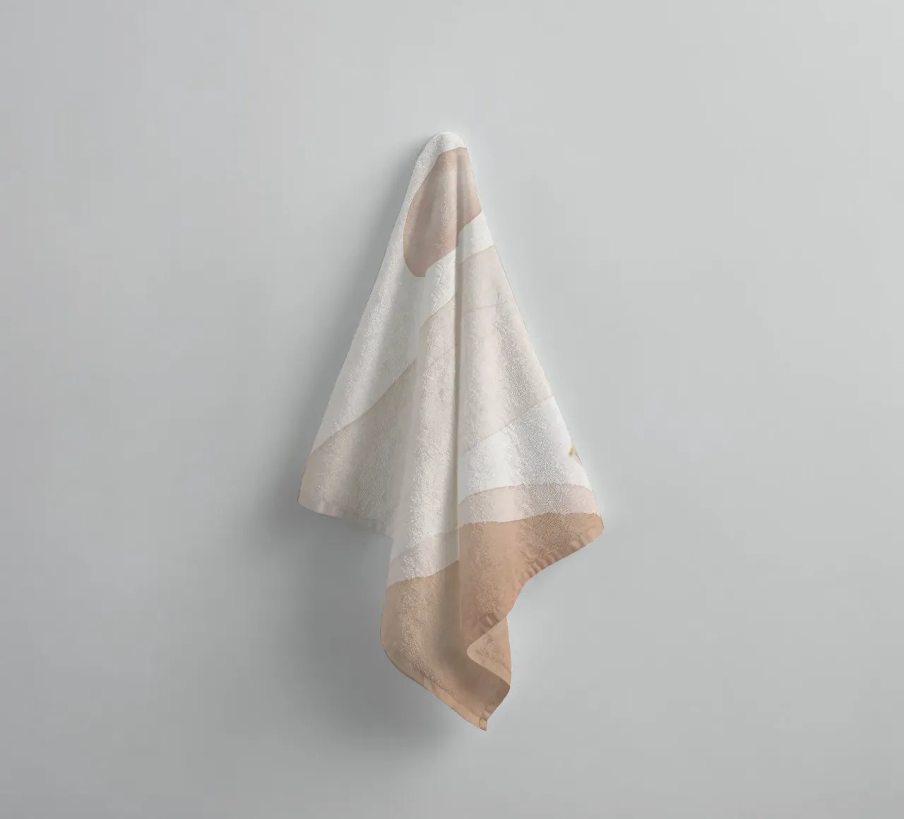Zachte heuvels - abstracte natuur badhanddoek van Whole©
