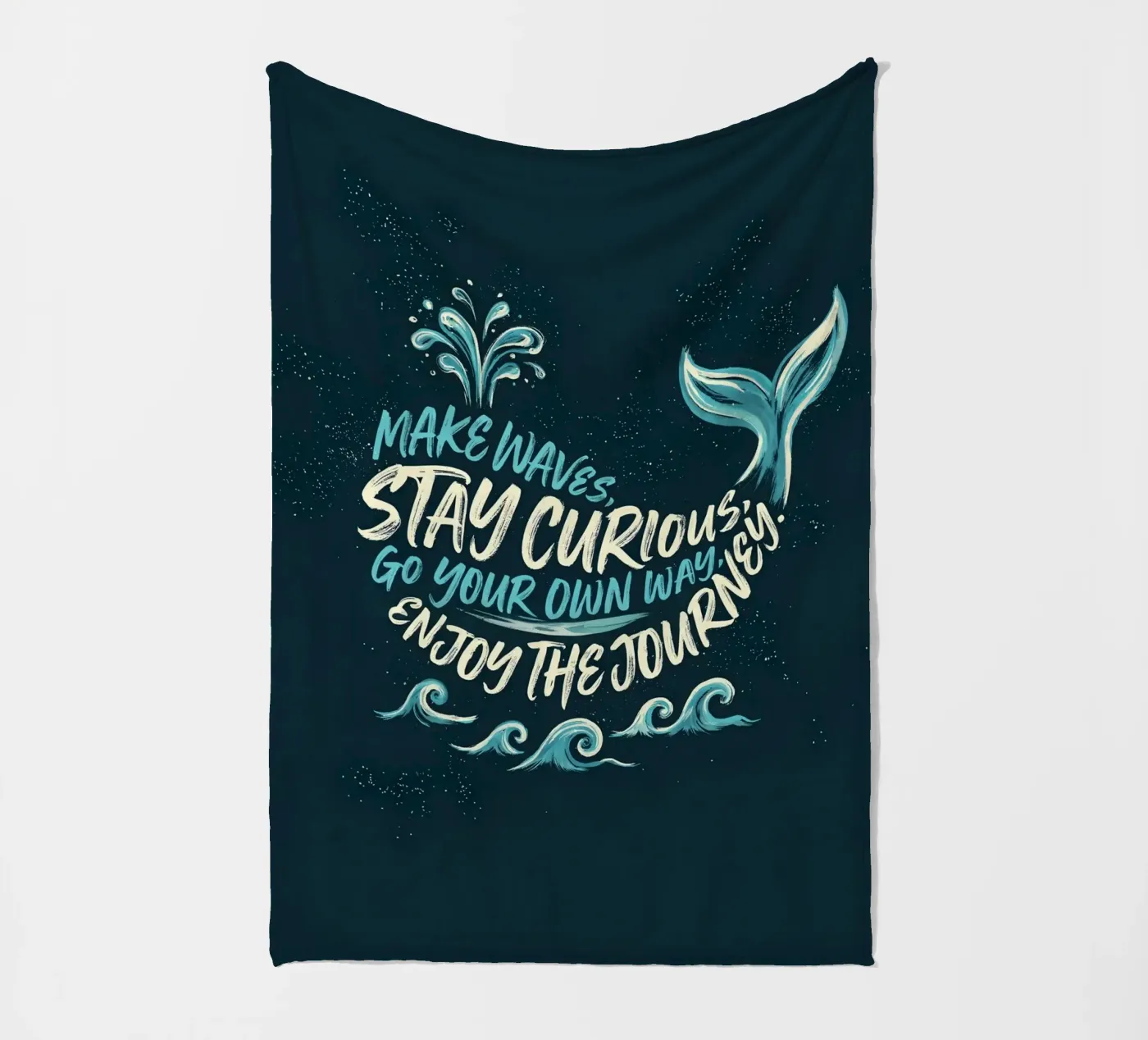„Make Waves“ – Wal-Typografie-Design Fleecedecke von Klitzeklein