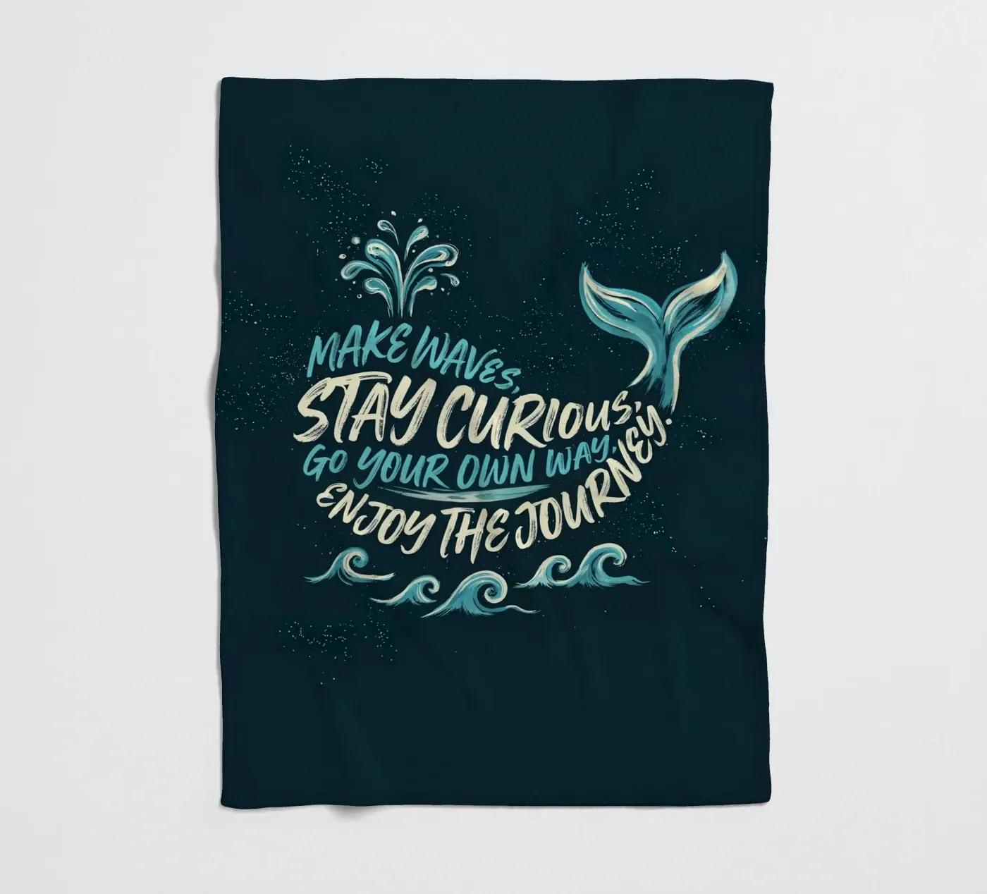 „Make Waves“ – Wal-Typografie-Design Fleecedecke von Klitzeklein