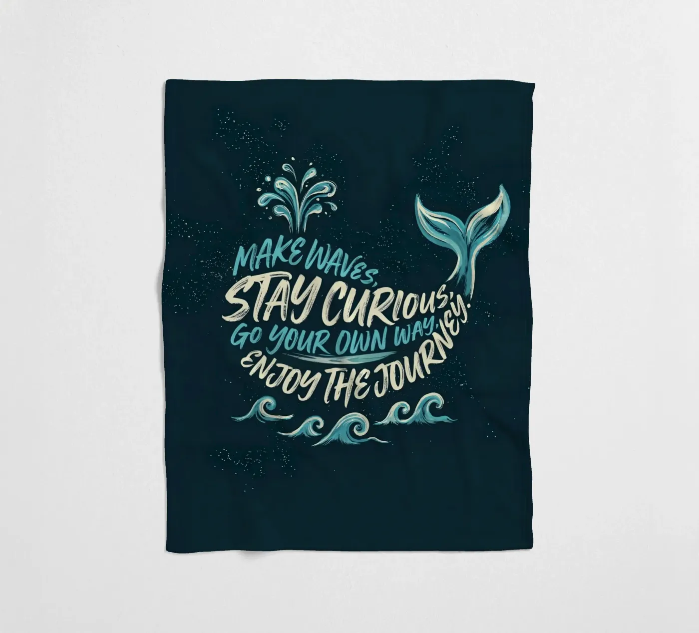 „Make Waves“ – Wal-Typografie-Design Fleecedecke von Klitzeklein