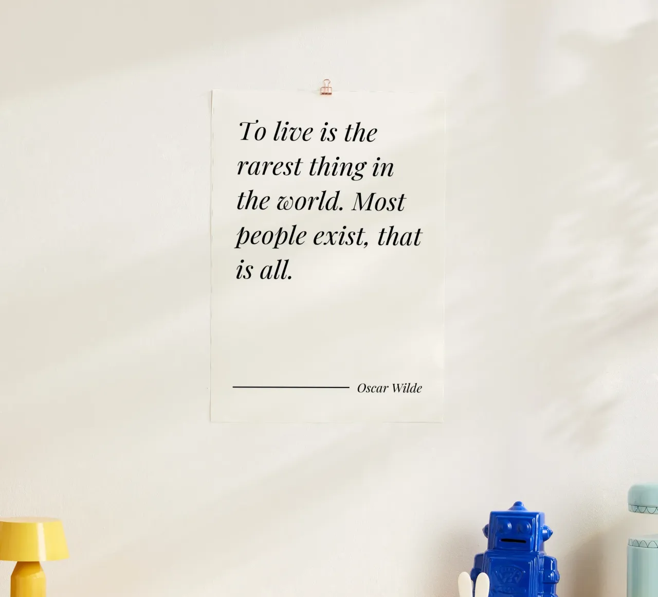 Vivere è la cosa più rara al mondo citazione poster con telaio in alluminio da Paigaam Studio