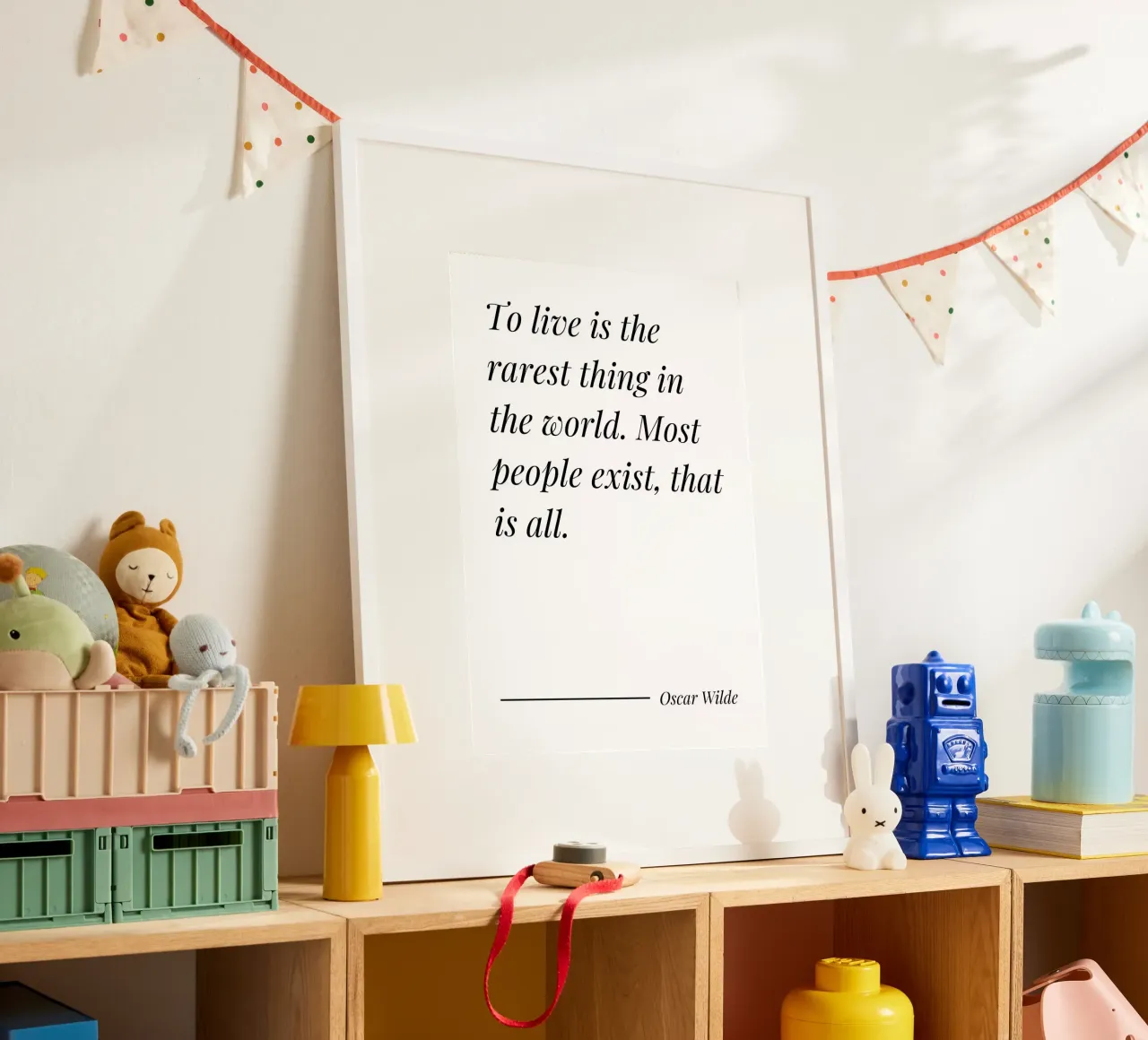 Vivere è la cosa più rara al mondo citazione poster con telaio in alluminio da Paigaam Studio