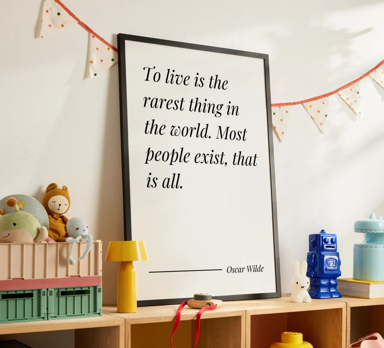 Vivere è la cosa più rara al mondo citazione poster con telaio in alluminio da Paigaam Studio