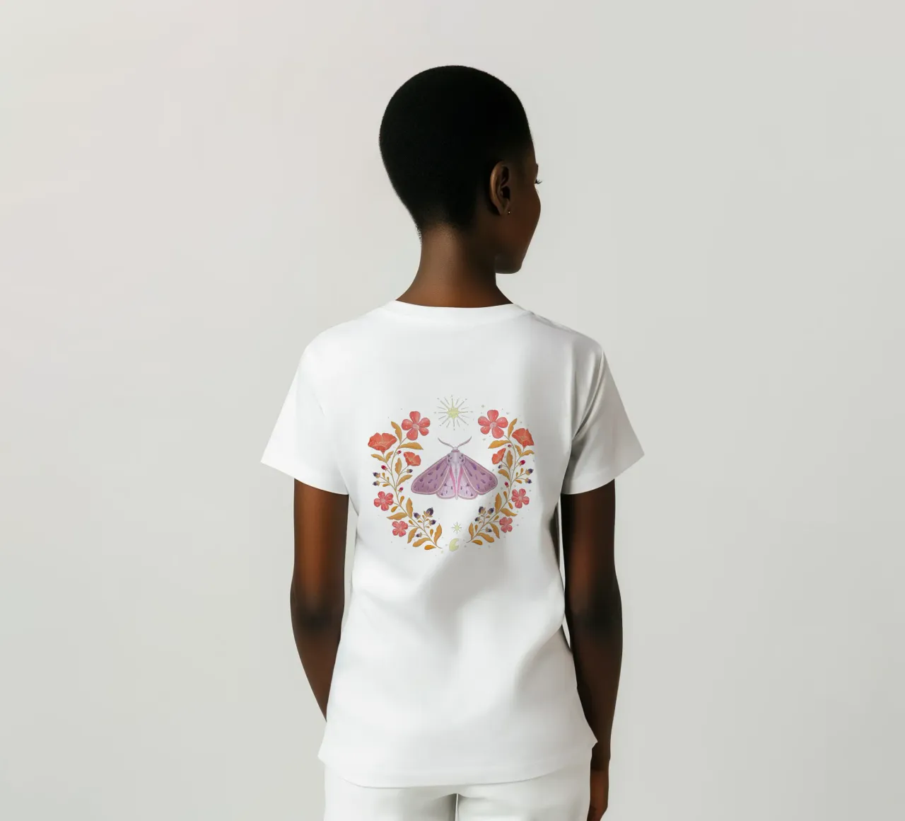 Momento magico con baco da seta, fiori, luna e stelle t-shirt da CalliLetters