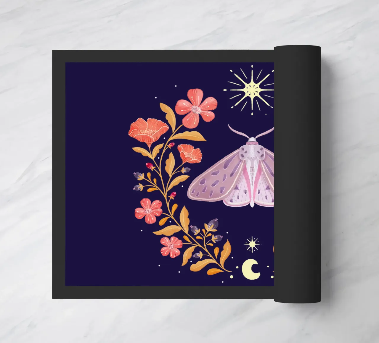 Momento magico con baco da seta, fiori, luna e stelle zerbino da CalliLetters