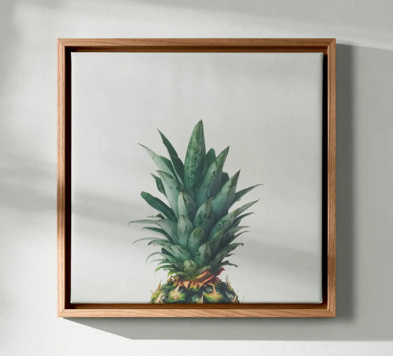 Ananas oben Leinwand mit Schattenfugenrahmen von Cassia Beck Photography