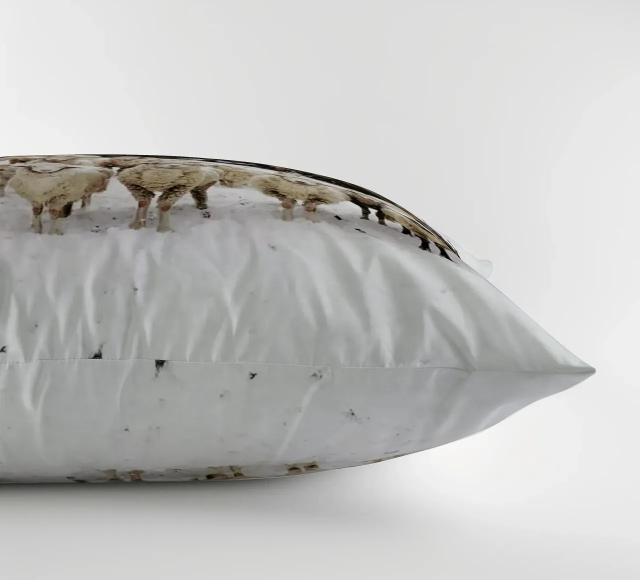Snowy Sheep Stare cuscino da Kevin Russ