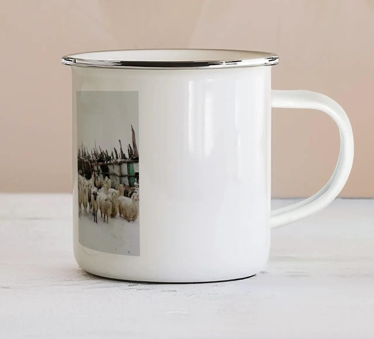 Snowy Sheep Stare tazza in smalto da Kevin Russ