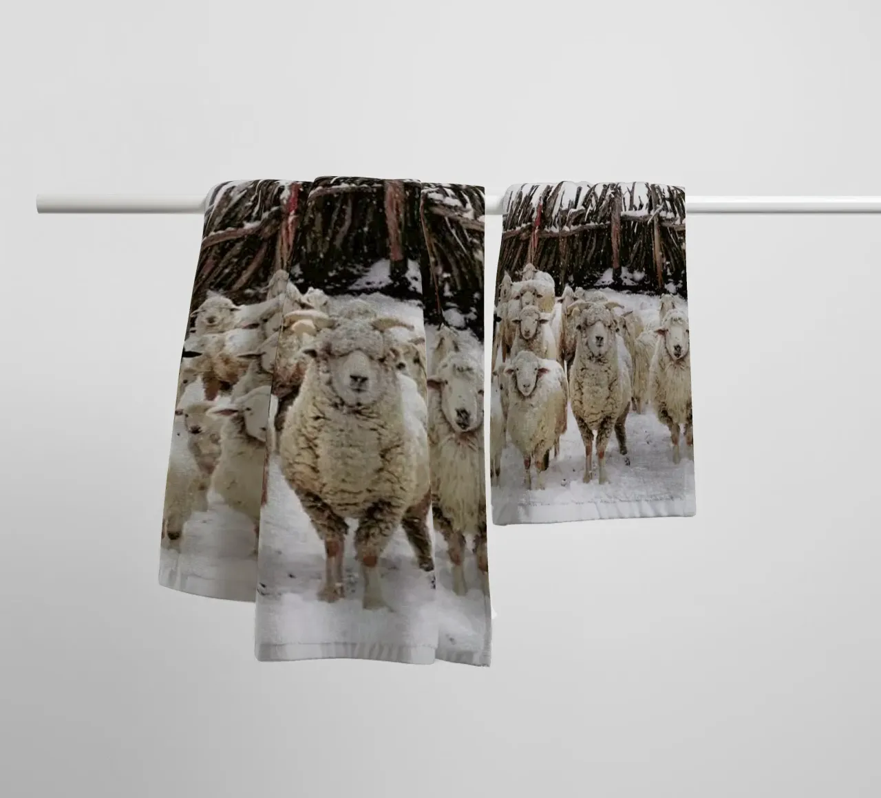 Snowy Sheep Stare asciugamano da bagno da Kevin Russ