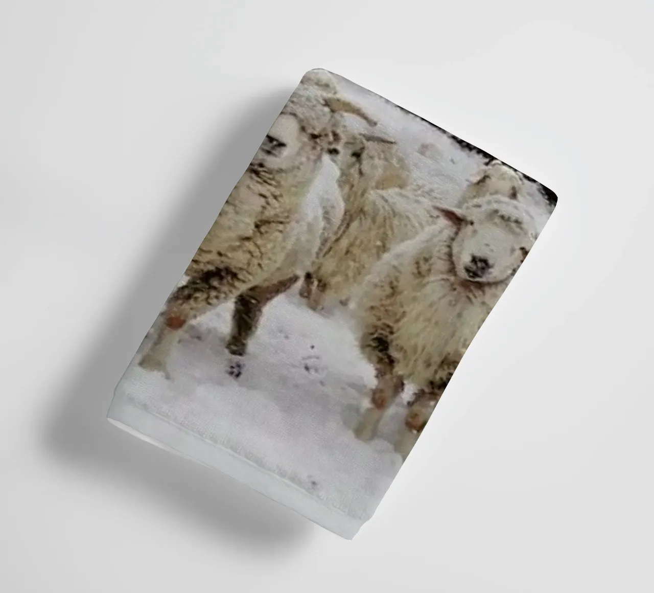 Snowy Sheep Stare asciugamano da bagno da Kevin Russ