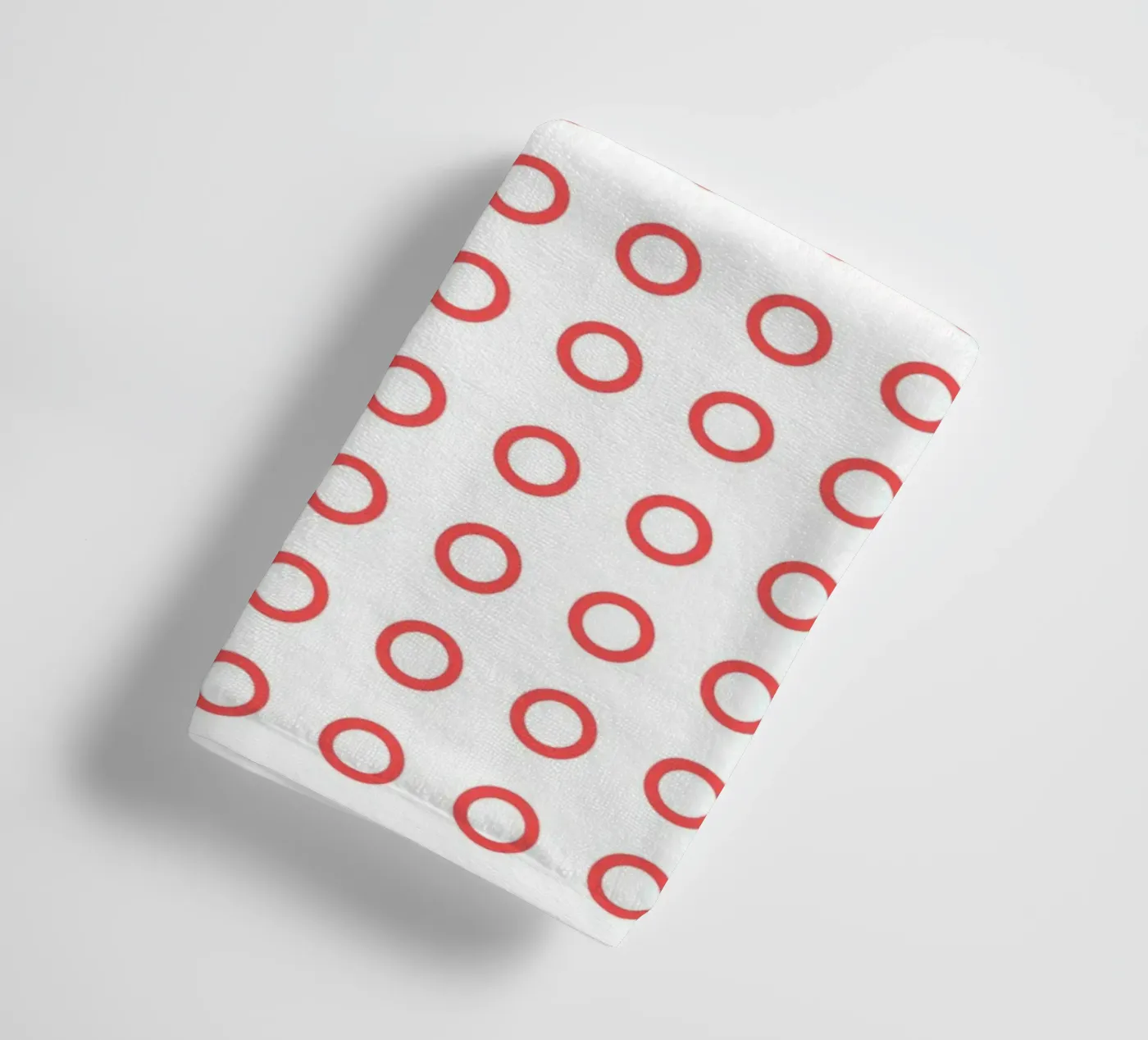 Red dots pattern Handtuch von Happypatterns