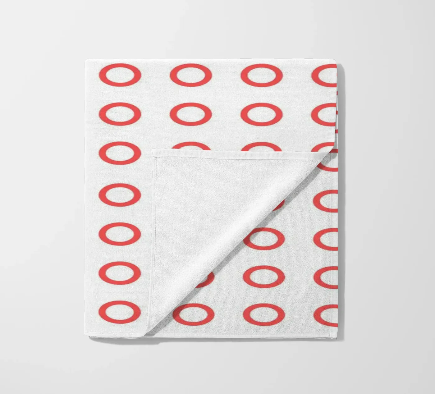 Red dots pattern strandhanddoek van Happypatterns