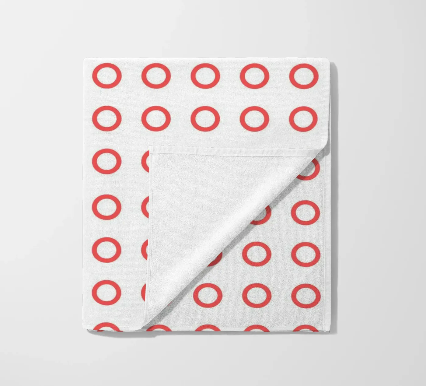 Red dots pattern strandhanddoek van Happypatterns