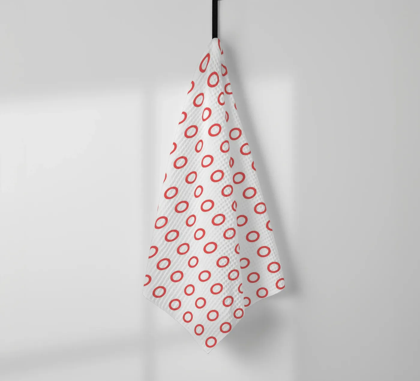 Red dots pattern Geschirrtuch von Happypatterns