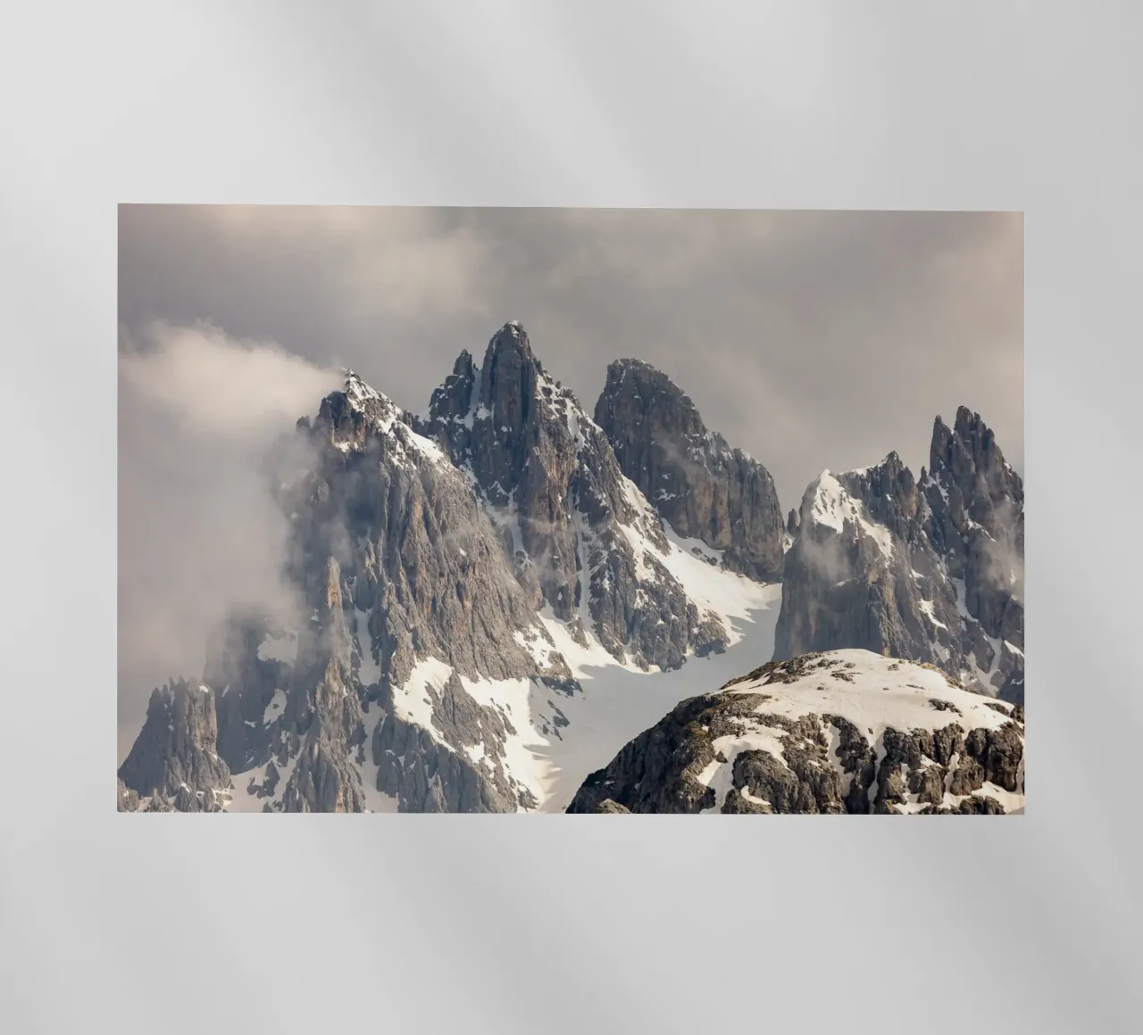 Alpi dolomitiche con la neve pellicola backlit da karijn_landscapes